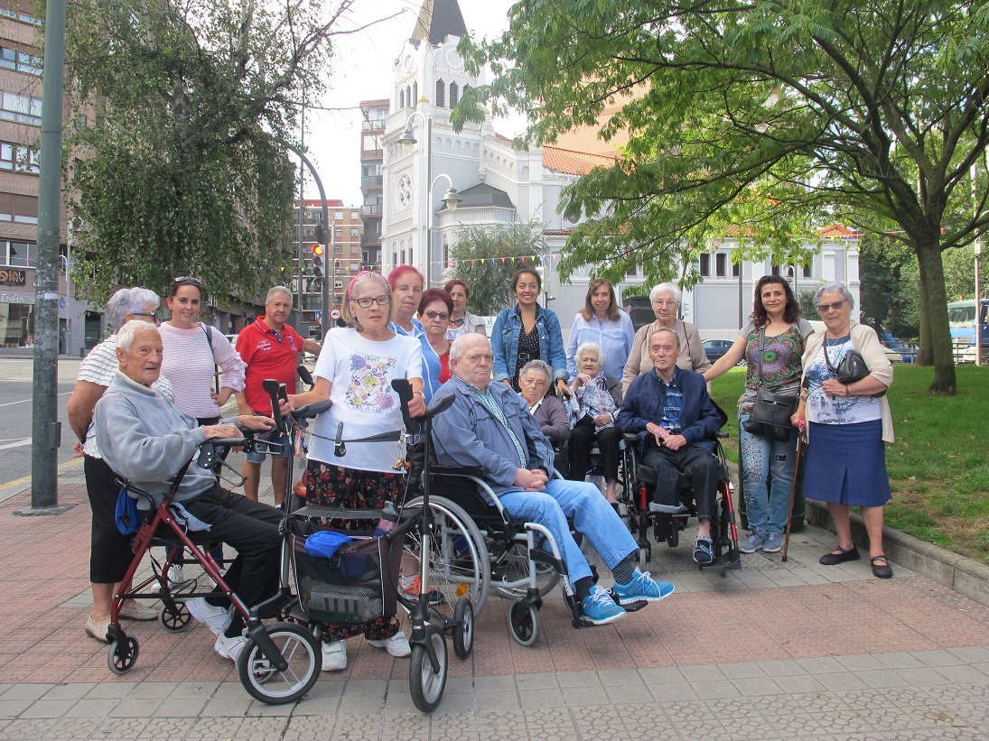 Residentes de IMQ Igurco Zorrozgoiti conocen a pie la historia y curiosidades del barrio de Zorrotza
